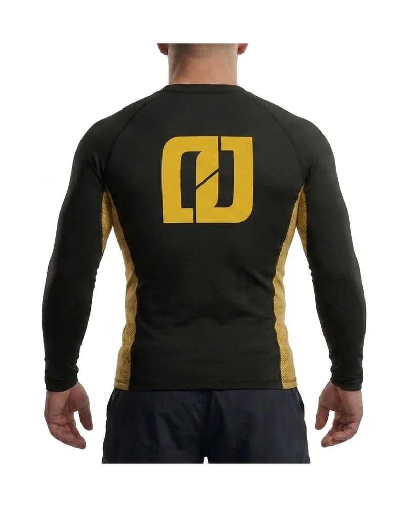 Rashguard negro de manga larga con paneles laterales dorados y logo grande en la espalda