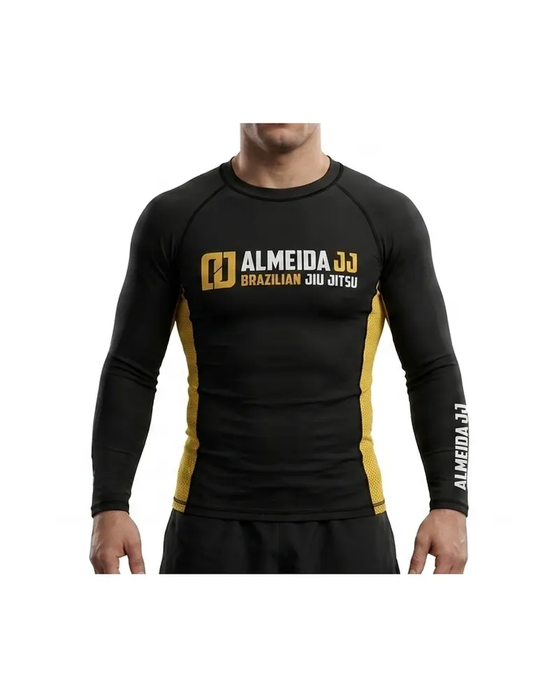 Rashguard negro de manga larga con paneles laterales dorados y logo de Almeida JJ, frente