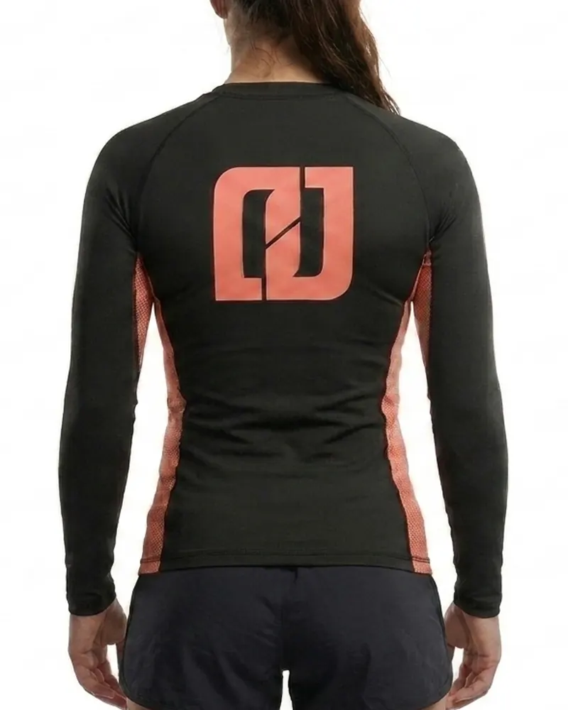 Rashguard de manga larga para mujer con paneles laterales coral y logo en la espalda