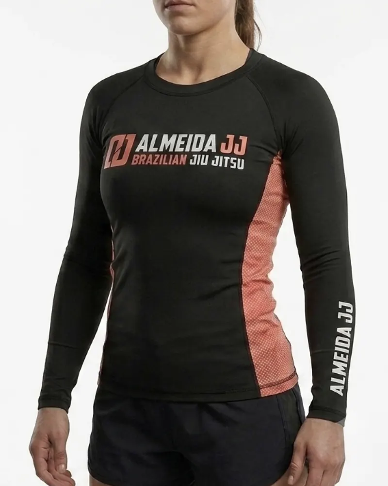 Rashguard de manga larga para mujer con paneles laterales coral y logo de Almeida JJ, frente