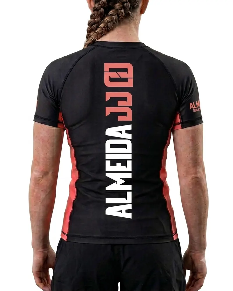 Rashguard de manga corta para mujer con el nombre Almeida JJ en vertical en la espalda