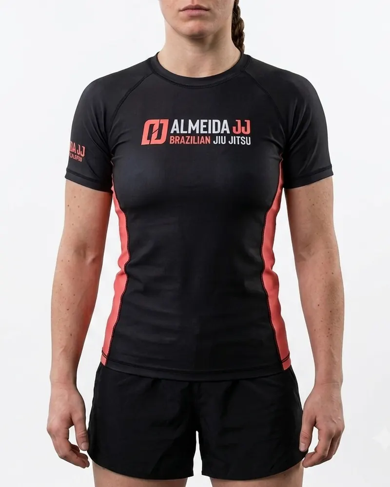 Rashguard de manga corta para mujer con paneles laterales rojos y logo de Almeida JJ, frente