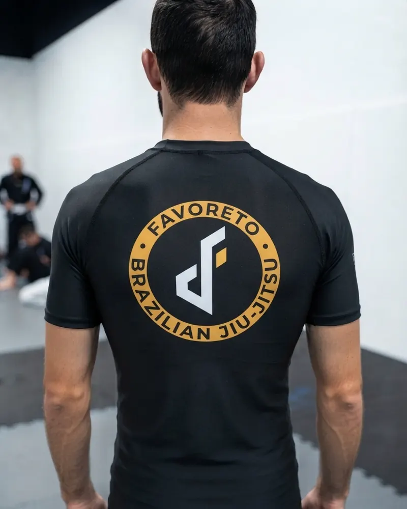 Rashguard negro con el escudo circular de Favoreto en la espalda, espalda
