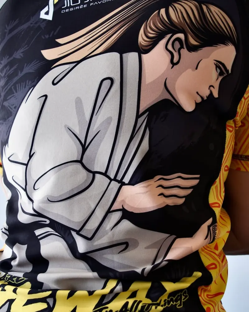 Detalle de la ilustración sublimada en la espalda del rashguard