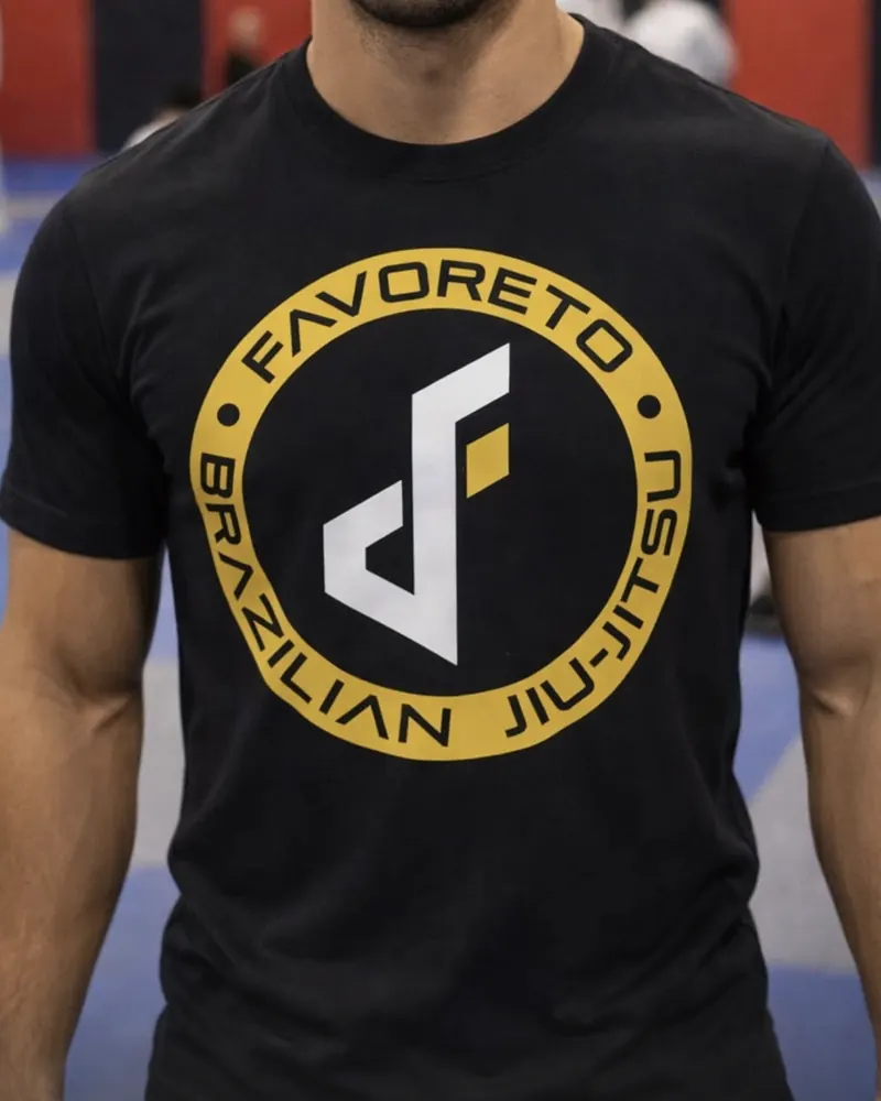 Camiseta negra con el escudo dorado de Favoreto, frente
