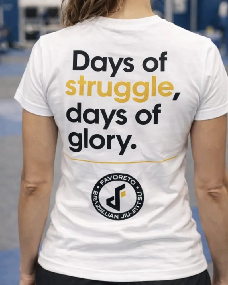 Camiseta blanca con la frase “Days of struggle, days of glory”, espalda