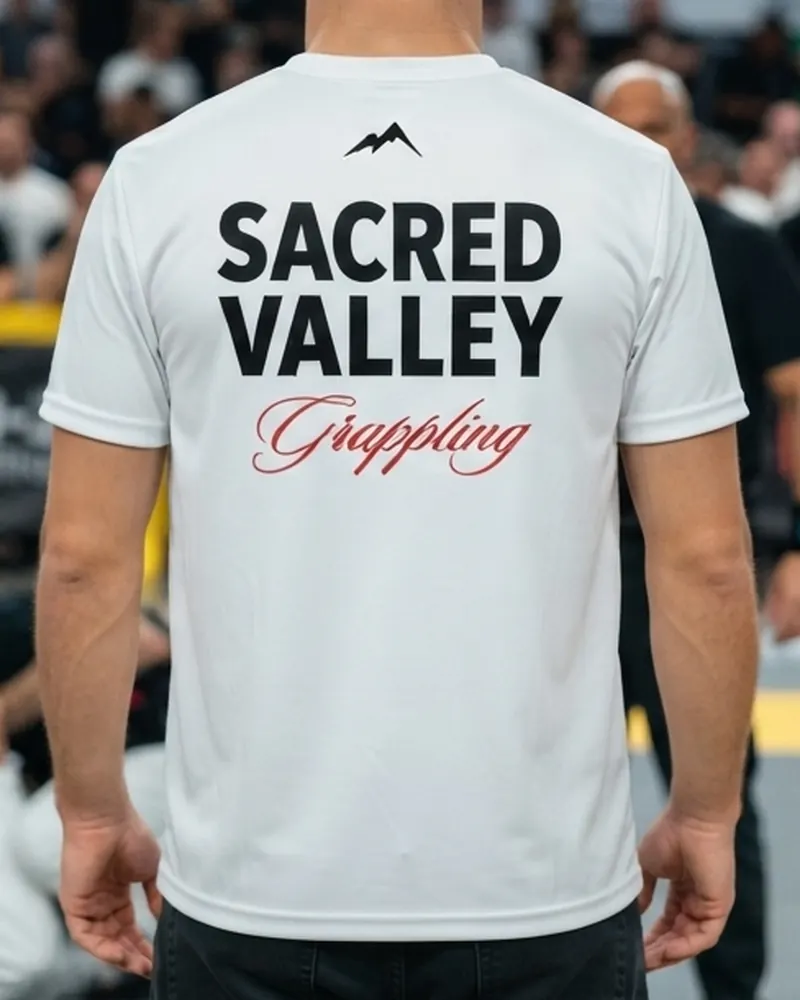 Camiseta blanca con “Sacred Valley Grappling” en grande en la espalda