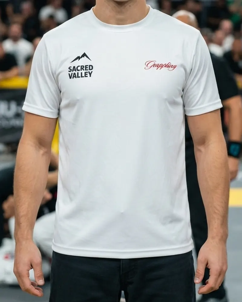 Camiseta blanca con el logo pequeño de Sacred Valley en el pecho, frente