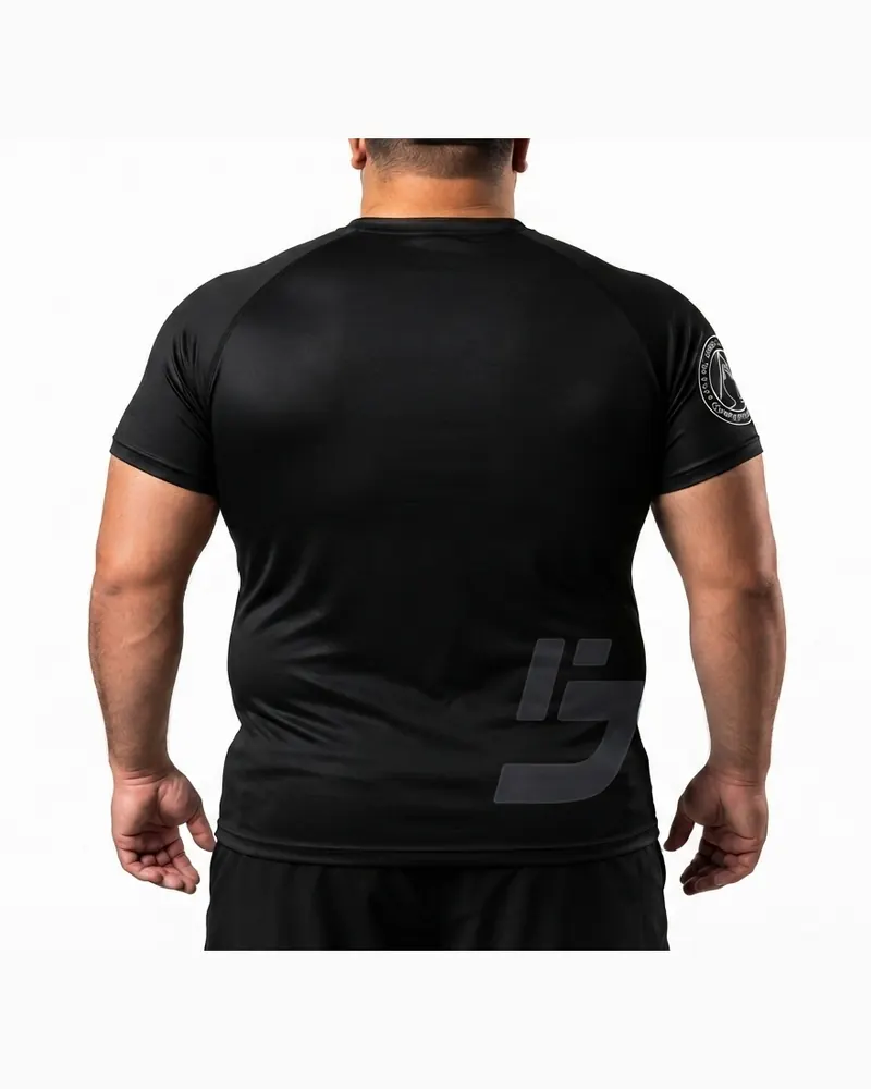 Rashguard negro de manga corta con un logo grande tono sobre tono en la espalda