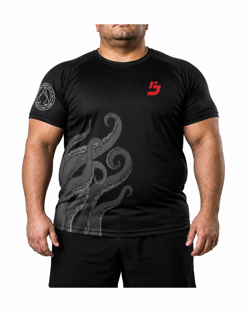 Rashguard negro de manga corta con un pulpo gris que sube por el costado, frente
