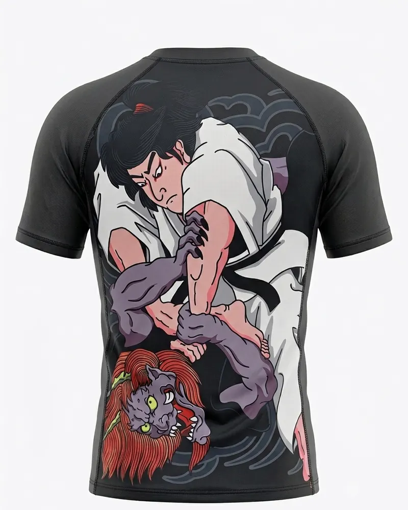 Rashguard de manga corta con ilustración a color de dos peleadores de jiu jitsu, espalda