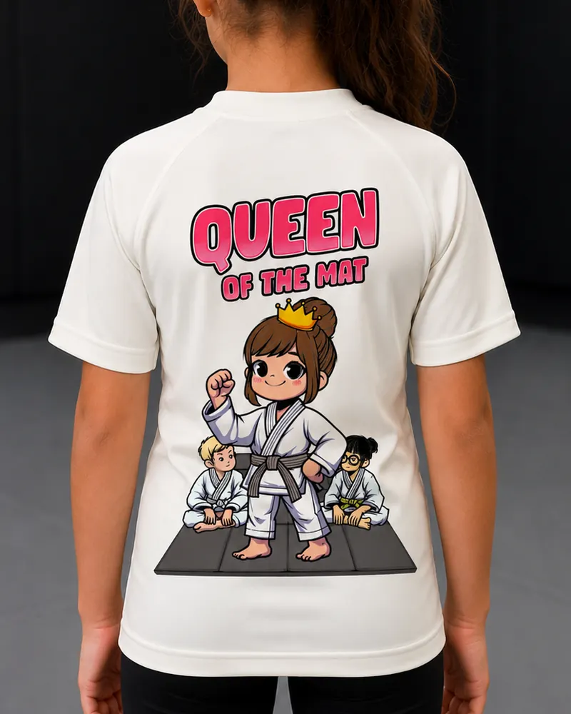 Rashguard infantil blanco con ilustración de una niña de jiu jitsu en el tatami, espalda