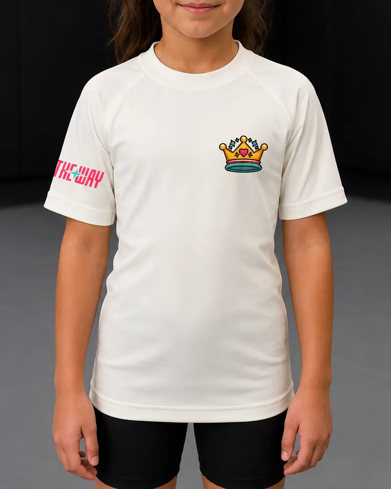 Rashguard infantil blanco con una pequeña corona en el pecho, frente