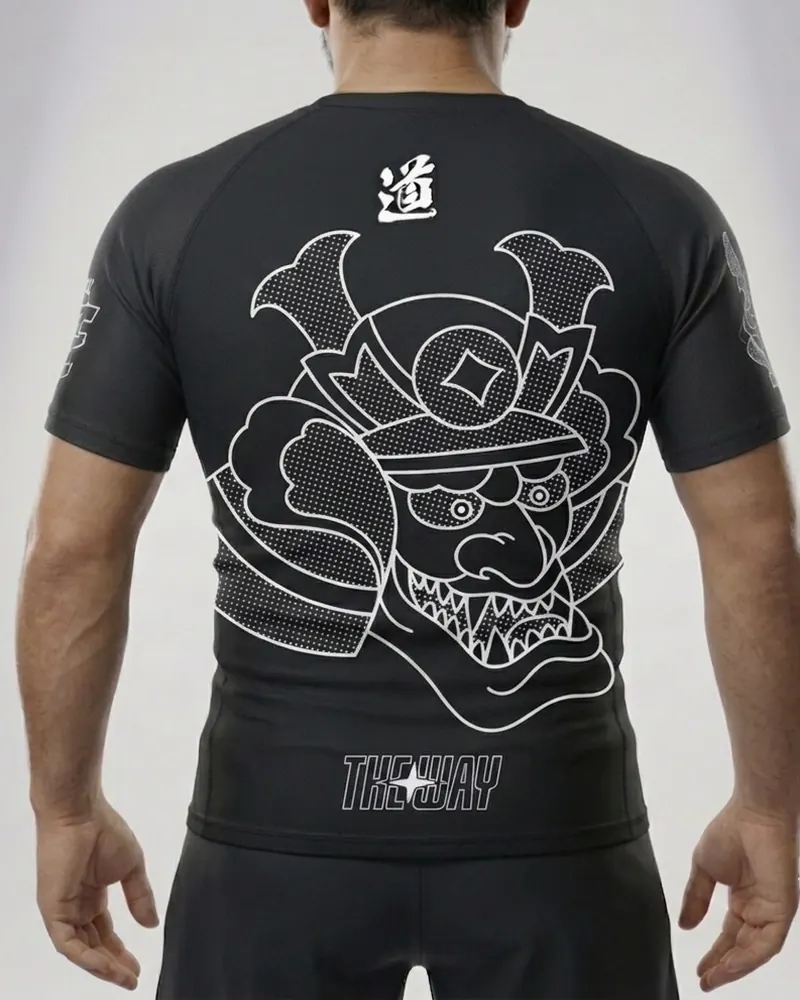 Rashguard negro de manga corta con máscara de samurái en la espalda