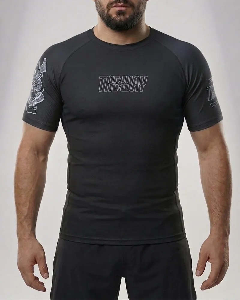 Rashguard negro de manga corta con diseño discreto, frente