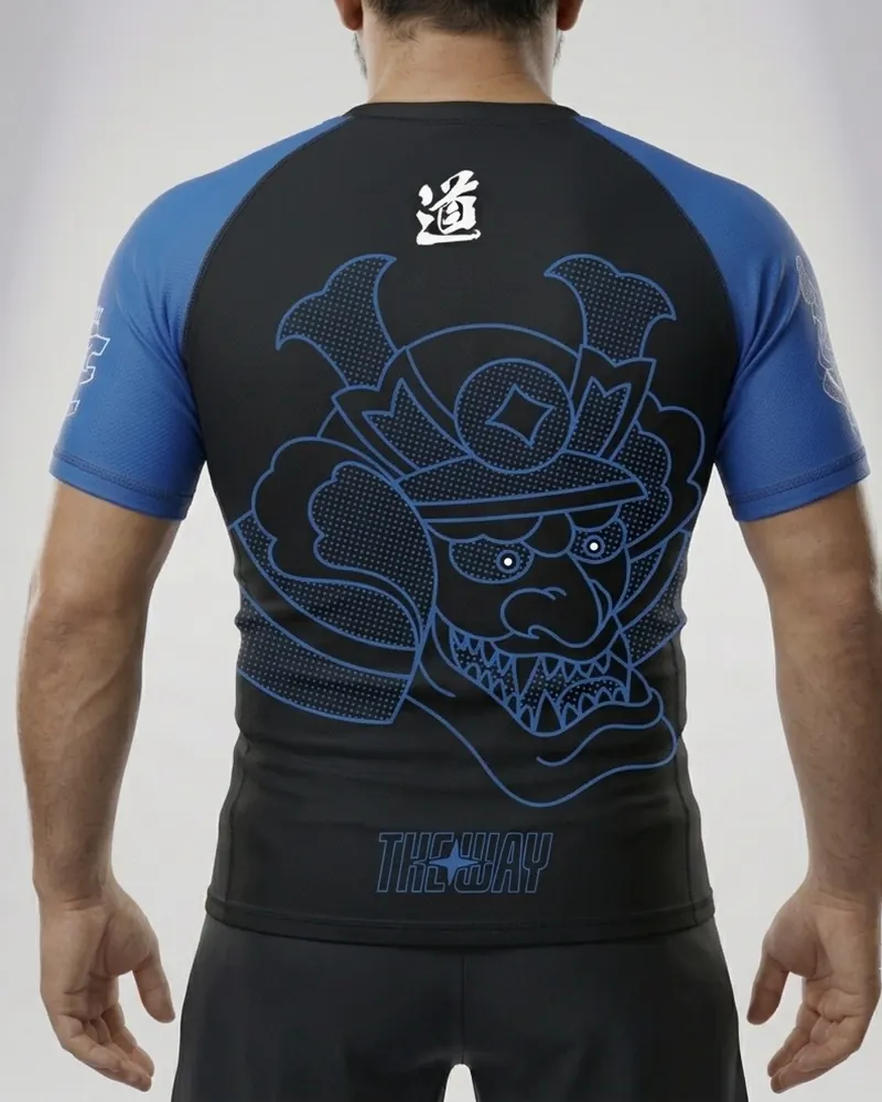 Rashguard negro con mangas raglán azules y máscara de samurái en la espalda