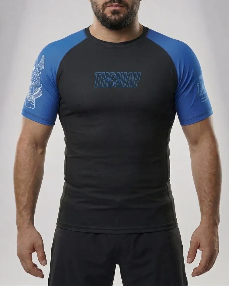Rashguard negro de manga corta con mangas raglán azules, frente