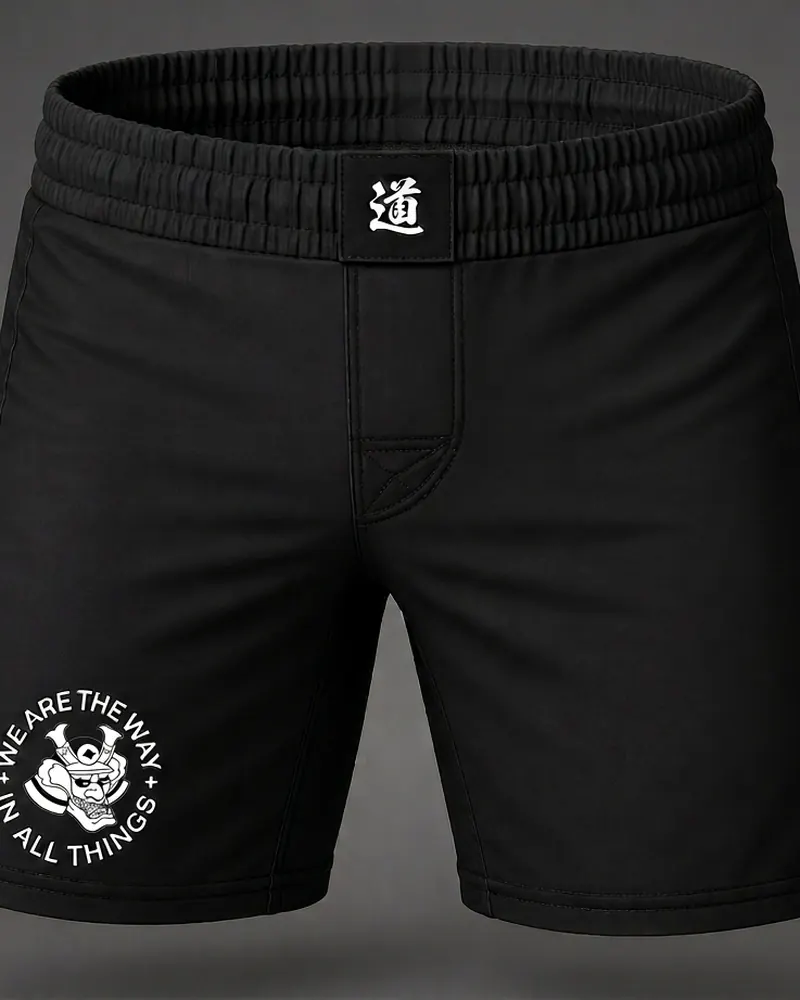 Short de combate negro con cintura elástica y aberturas laterales, frente